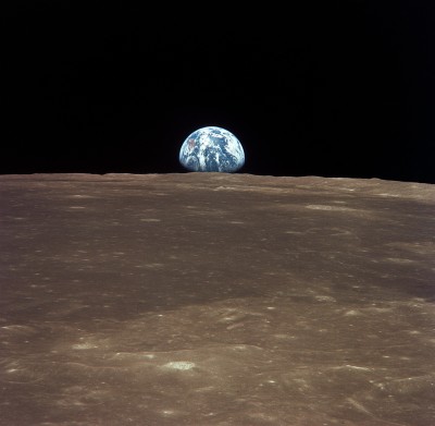 View_from_the_Apollo_11_shows_Earth_rising_above_the_moon's_horizon.jpg
