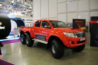 Toyota-Arctic-Trucks-Hilux-AT38-6Х6-01.jpg