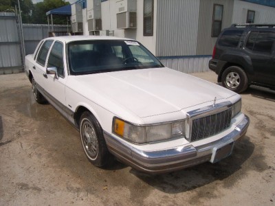 Lincoln Town  Car   1991  years  White .JPG
